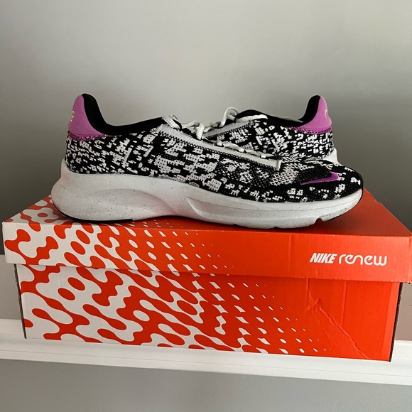 Men’s Nike Sneaker (Wore Once) Size 11 - Picture 3 of 3